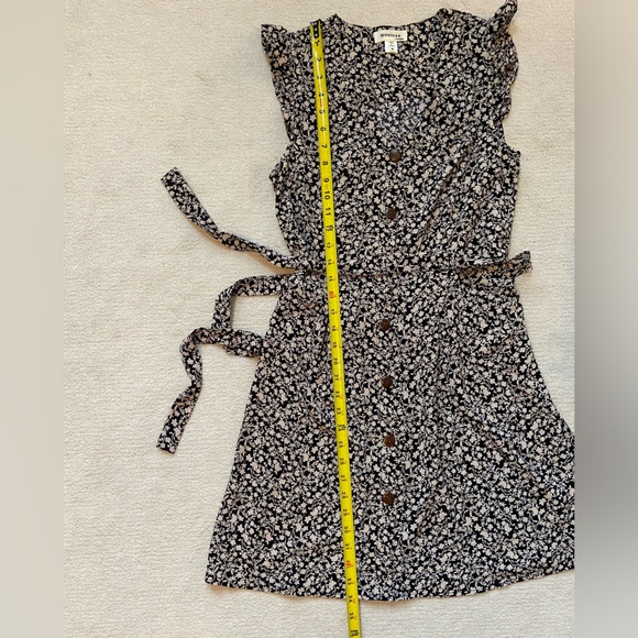 Monteau size medium dress with tie up waist - Picture 5 of 5